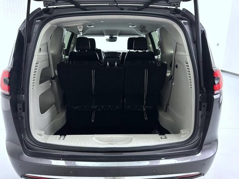 Used 2023 Chrysler Pacifica Touring-L FWD image 20