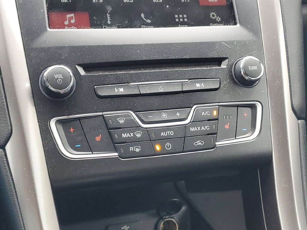 Used 2017 Ford Fusion SE w/ Equipment Group 602A FWD image 17