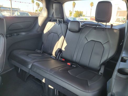 New 2026 Chrysler Pacifica Select image 9