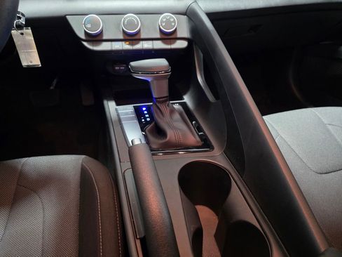 Certified 2025 Hyundai Elantra SE image 19