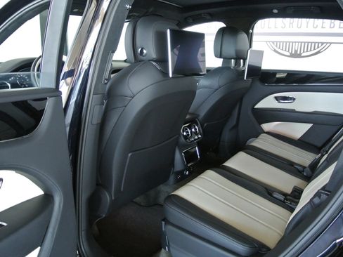 Used 2023 Bentley Bentayga AWD/4WD image 17