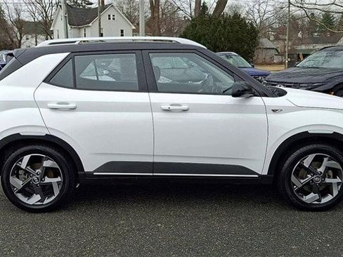 Certified 2023 Hyundai Venue Limited w/ Cargo Package image 9