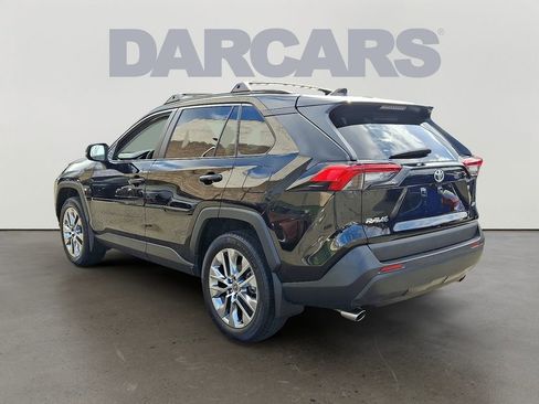 Used 2021 Toyota RAV4 XLE Premium image 4