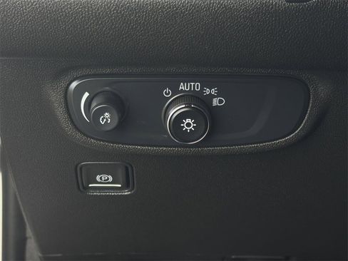 Used 2024 GMC Terrain SLE image 17