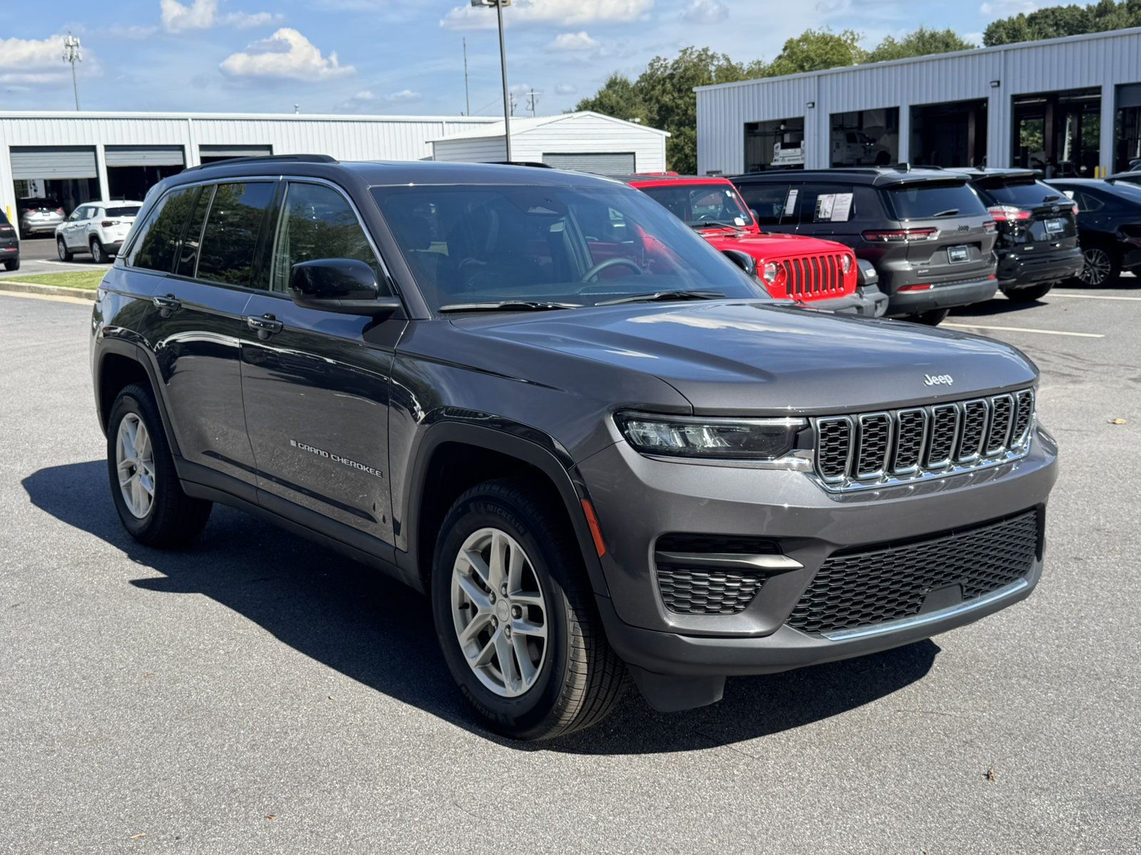 Used 2025 Jeep Grand Cherokee Laredo X w/ Luxury Tech Group I RWD image 3