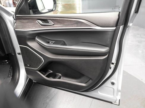 Used 2022 Jeep Grand Cherokee Limited image 43