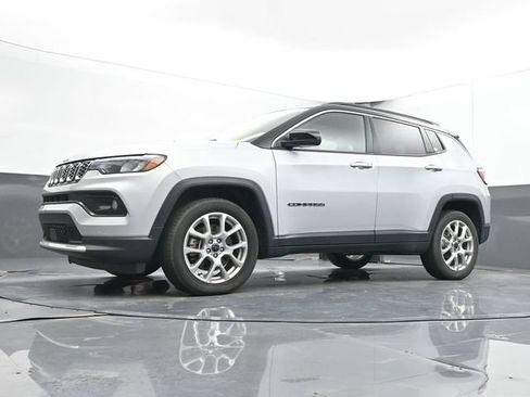 Used 2025 Jeep Compass Limited AWD/4WD image 49
