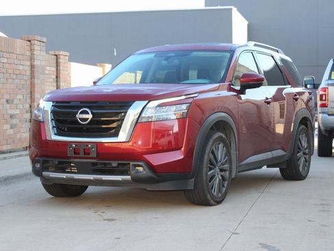 Used 2022 Nissan Pathfinder SL w/ SL Premium Package image 2