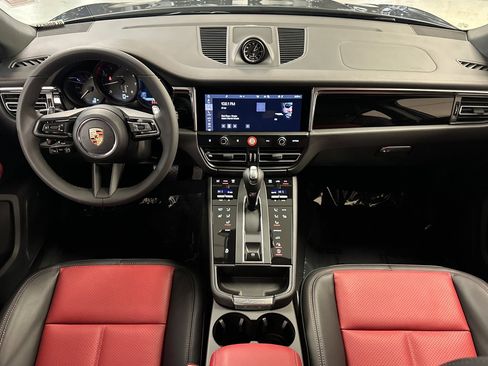 Certified 2025 Porsche Macan image 6
