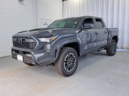 Used 2025 Toyota Tacoma TRD Sport image 2