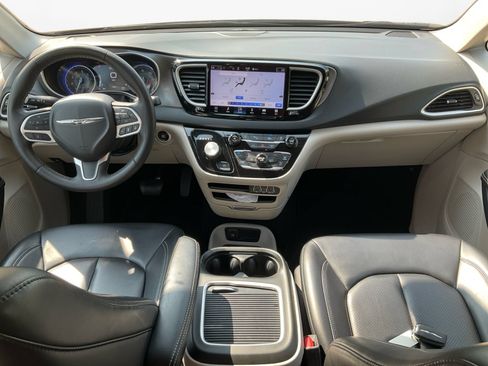 Used 2023 Chrysler Pacifica Touring-L FWD image 11