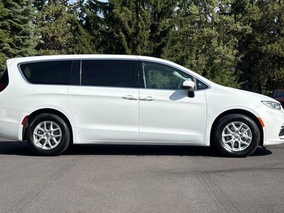 Used 2023 Chrysler Pacifica Touring-L