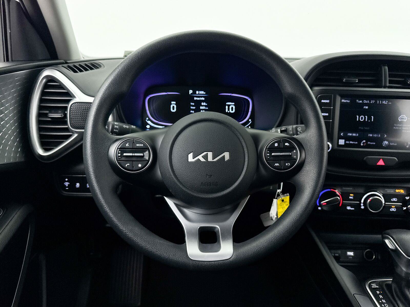 Used 2025 Kia Soul LX w/ LX Technology Package FWD image 3