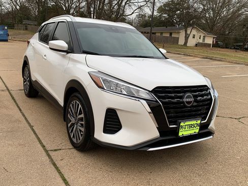 Used 2024 Nissan Kicks SV image 1