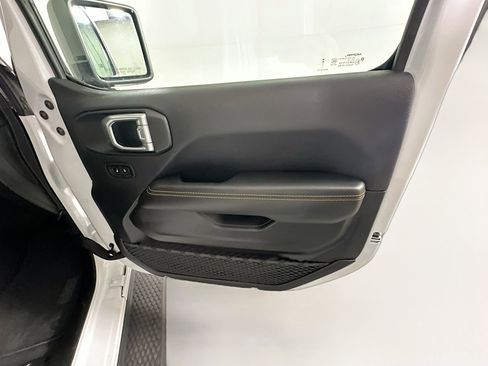 Used 2025 Jeep Wrangler Sahara image 30