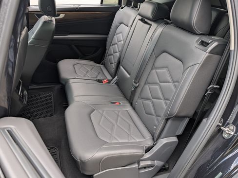 Used 2026 Volkswagen Atlas SE w/ Panoramic Sunroof Package FWD image 18