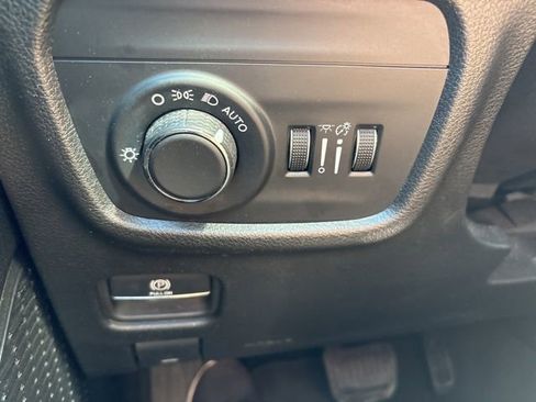 Used 2023 Jeep Grand Cherokee Laredo image 23