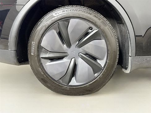 Used 2026 Tesla Model Y 2WD image 39