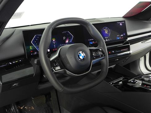Used 2024 BMW 530i w/ Convenience Package RWD image 31