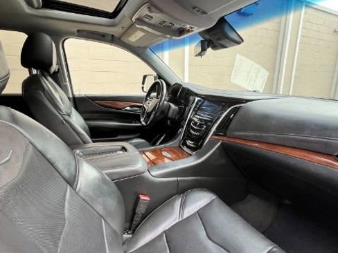 Used 2018 Cadillac Escalade Luxury image 10