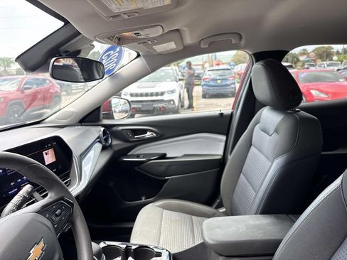 Used 2025 Chevrolet Trax LT FWD image 16