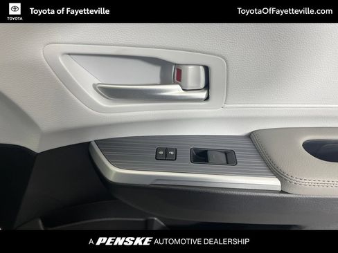 Used 2026 Toyota Sienna XLE FWD image 9