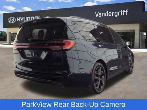 Used 2025 Chrysler Pacifica Limited image 8