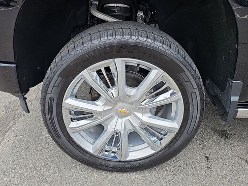 Used 2022 Chevrolet Silverado 1500 High Country w/ High Country Premium Package AWD/4WD image 8