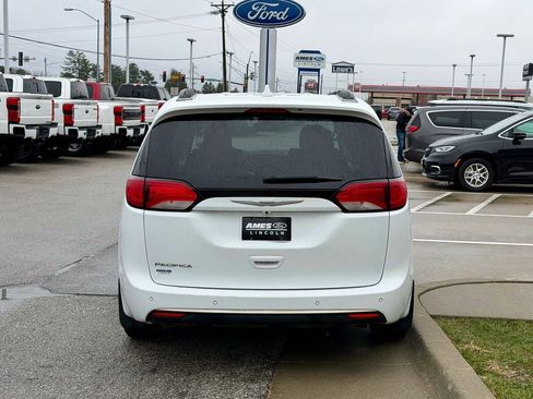 Used 2017 Chrysler Pacifica Touring-L FWD image 5
