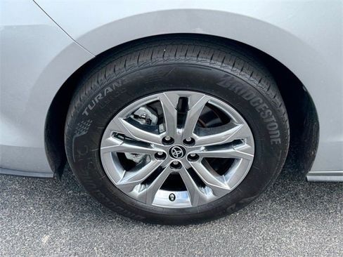 Used 2023 Toyota Sienna Platinum image 13