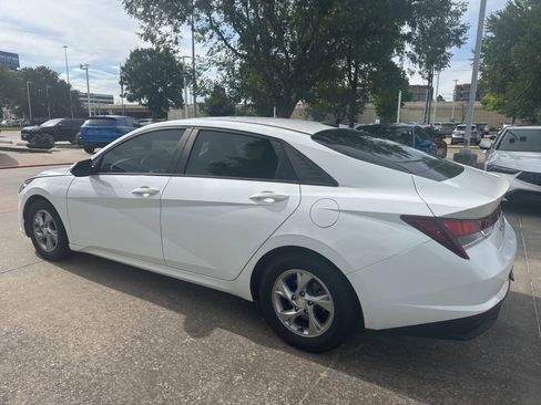 Used 2021 Hyundai Elantra SE FWD image 3