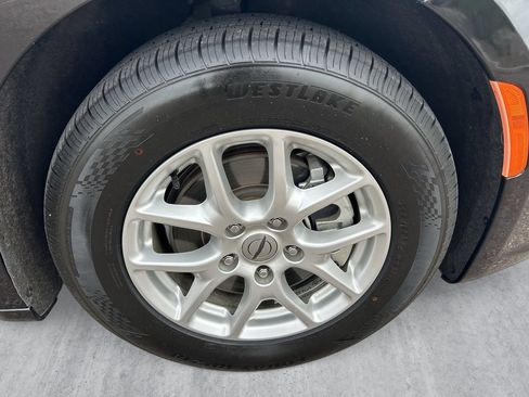 Used 2023 Chrysler Pacifica Touring-L FWD image 9