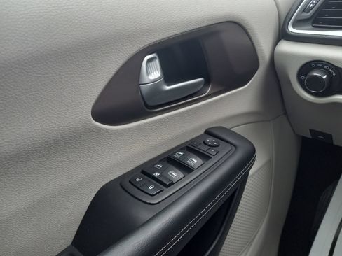 Used 2023 Chrysler Voyager LX FWD image 25