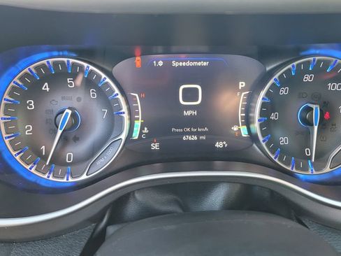 Used 2023 Chrysler Pacifica Touring-L FWD image 19