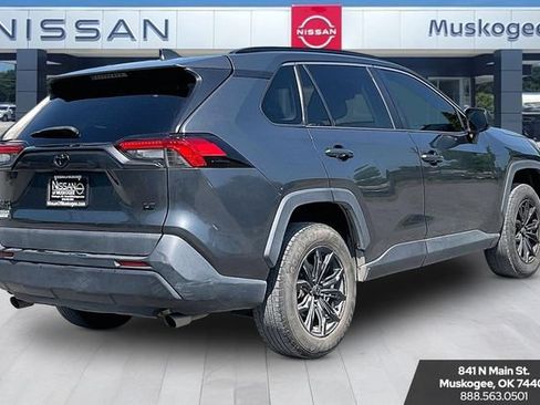 Used 2020 Toyota RAV4 LE FWD image 5