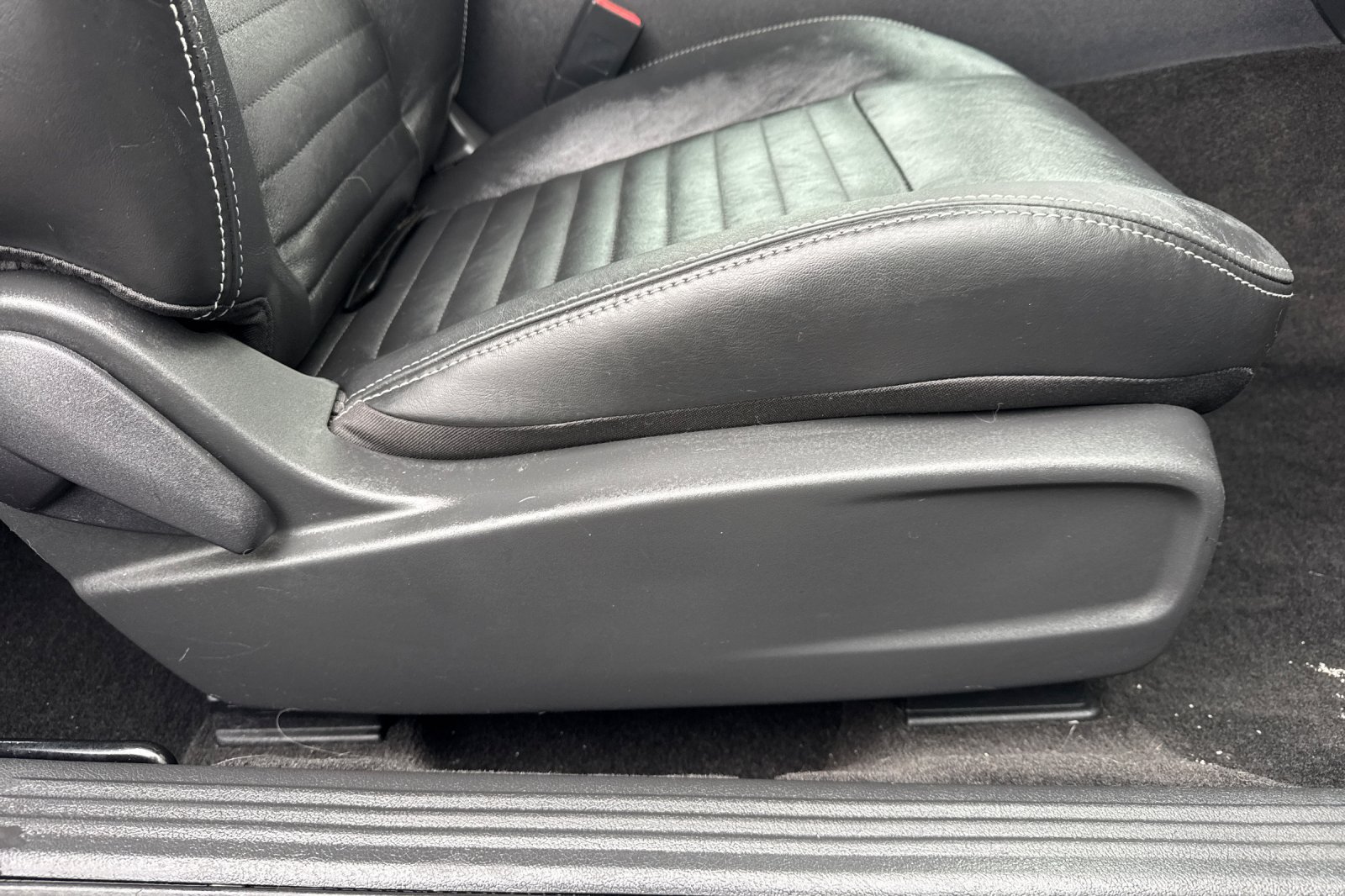 Used 2011 Dodge Challenger RWD image 22