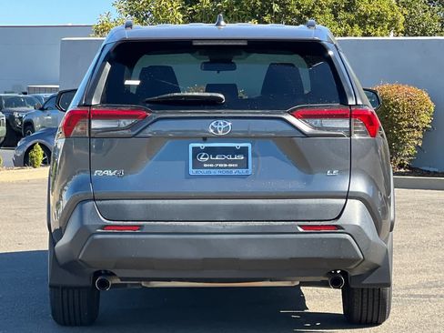 Used 2019 Toyota RAV4 LE FWD image 8