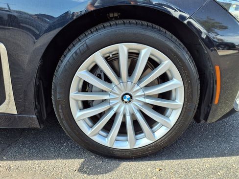 Used 2020 BMW 740i w/ Premium Package RWD image 9