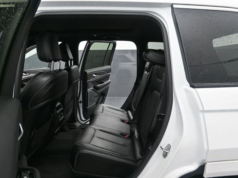 Used 2023 Jeep Grand Cherokee Overland AWD/4WD image 12