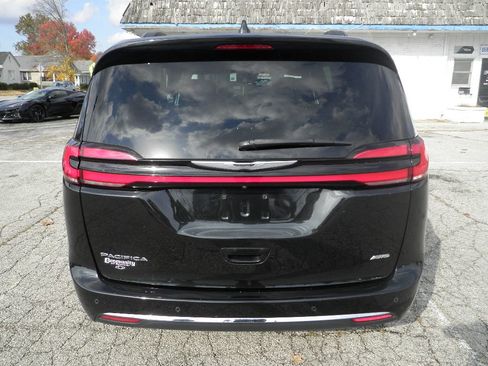 Used 2022 Chrysler Pacifica Touring image 6