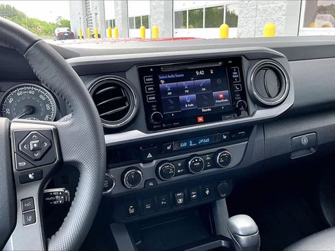 Used 2018 Toyota Tacoma TRD Sport AWD/4WD image 7