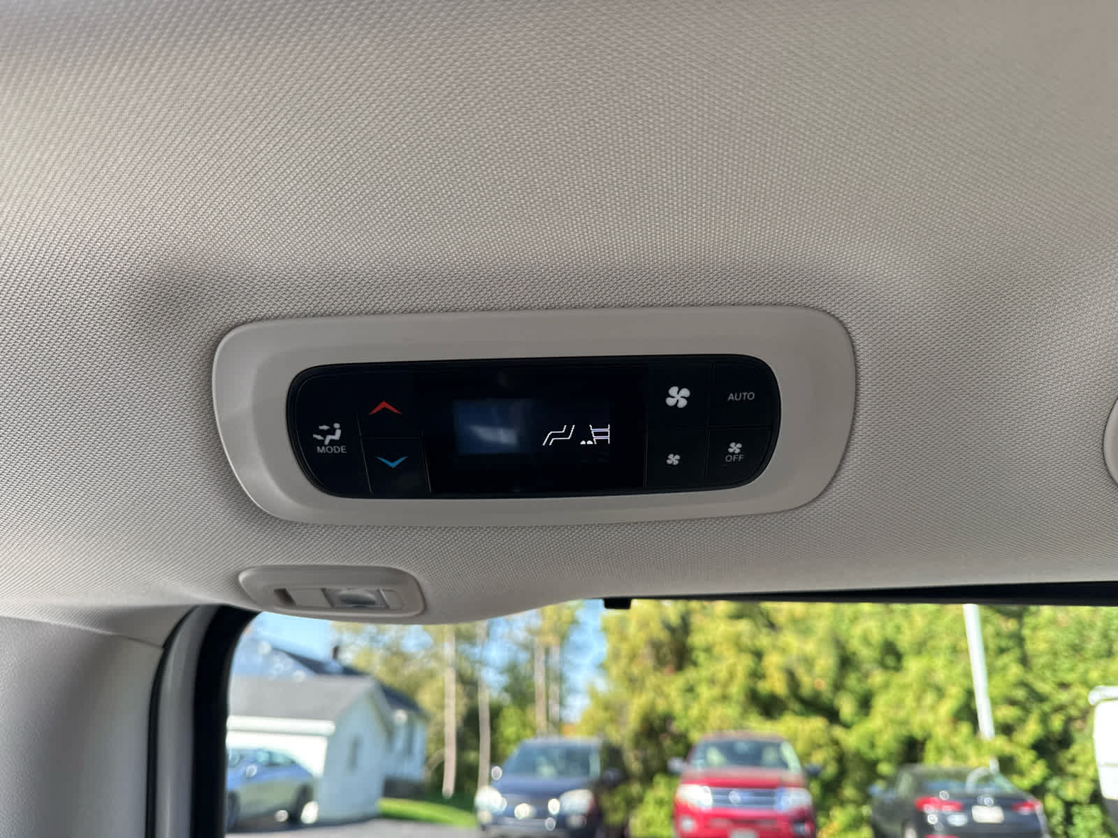 Used 2024 Chrysler Pacifica Limited w/ Uconnect Theater Family Group FWD image 18