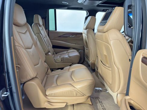 Used 2017 Cadillac Escalade ESV Platinum image 41