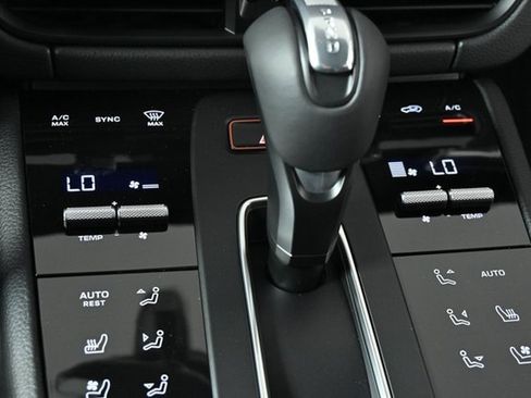 Certified 2025 Porsche Macan image 14