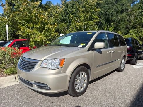 Used 2015 Chrysler Town & Country Touring FWD image 1
