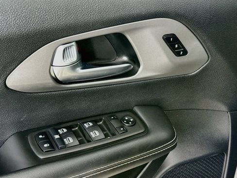 Used 2025 Chrysler Pacifica Select FWD image 20