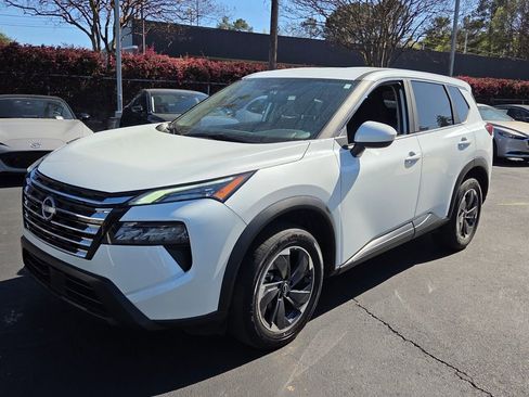 Used 2025 Nissan Rogue SV image 3