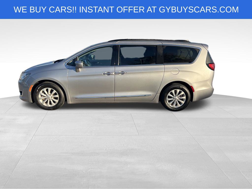 Used 2017 Chrysler Pacifica Touring-L FWD image 3