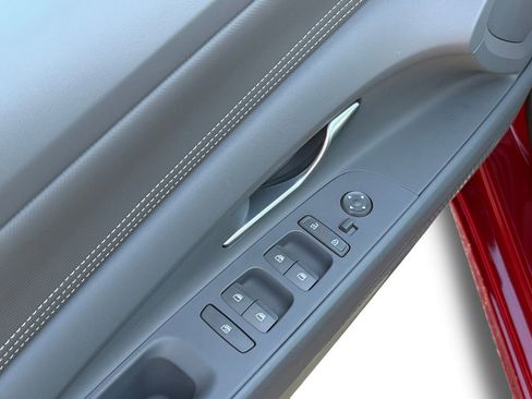 Used 2025 Hyundai Elantra SEL image 17