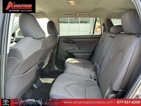 Used 2023 Toyota Highlander LE FWD image 14